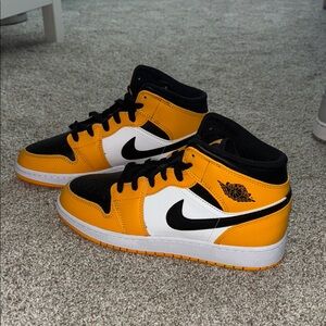 Air Jordan 1 Mid GS ‘Reverse Yellow Toe’
